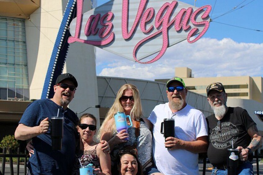 En gruppe mennesker foran en bygning med et stort skilt, der står 'Las Vegas'. 4