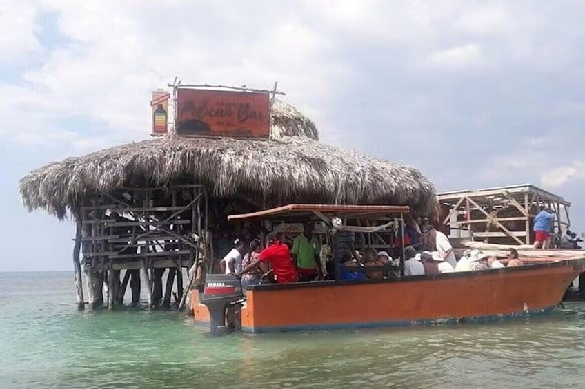 Un bateau avec un toit de chaume et des personnes à bord. 2
