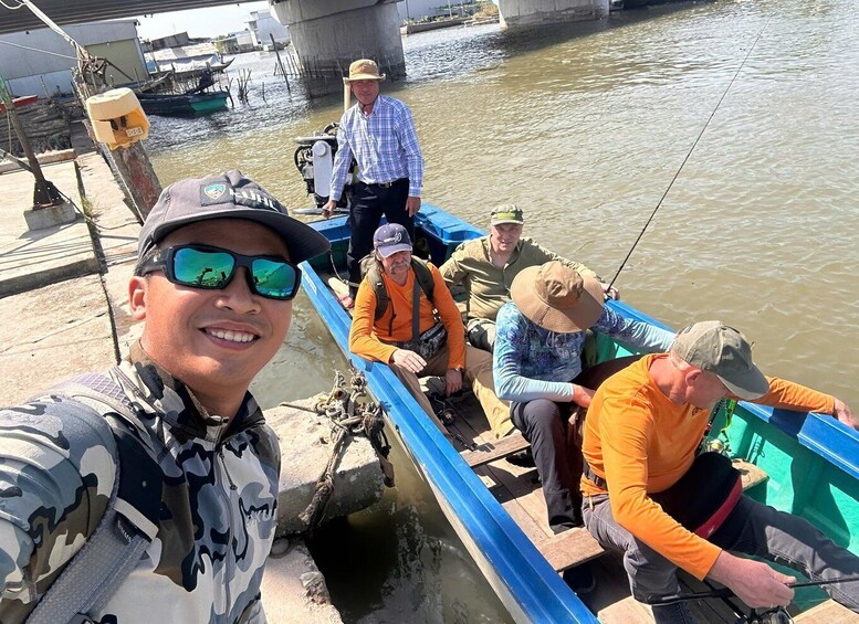 Un grupo de personas en un bote cerca de un puente. 5