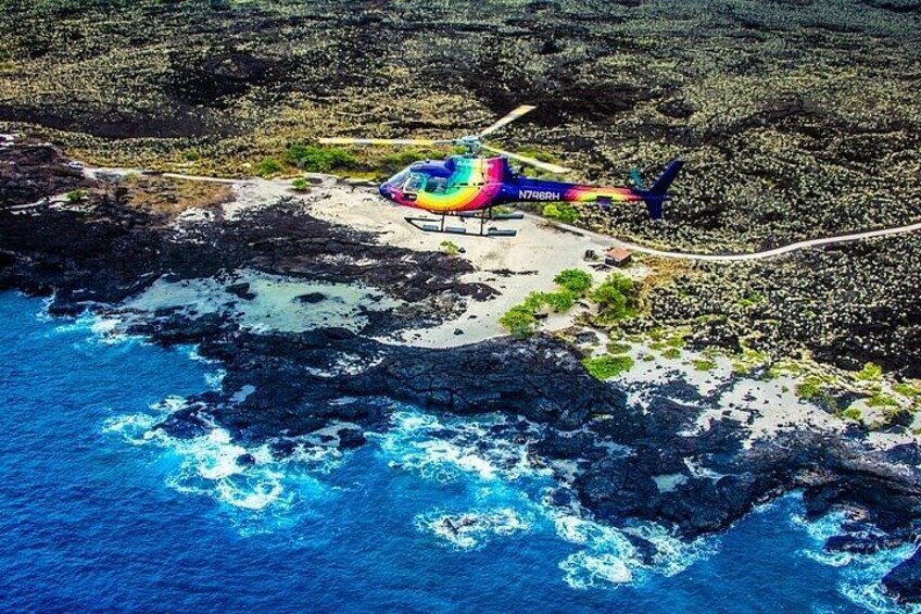 Ein Hubschrauber auf einem felsigen Strand, im Hintergrund brechende Wellen. 4