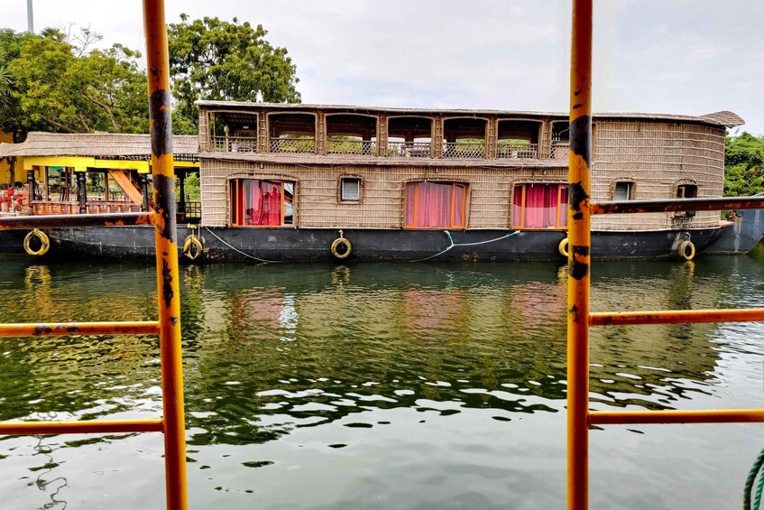 Une maison flottante dotée d’un balcon, de fenêtres et d’une porte, qui flotte sur l’eau. 3
