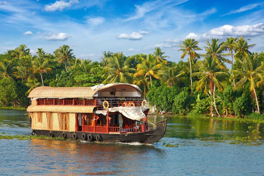 Une maison flottante sur l’eau, entourée de palmiers. 2