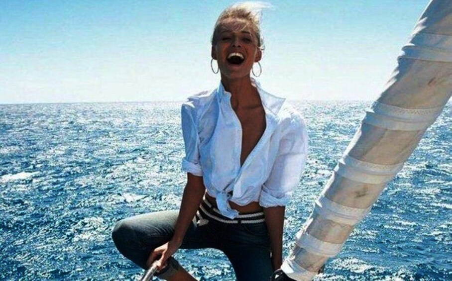 En person på en båd i havet. 5
