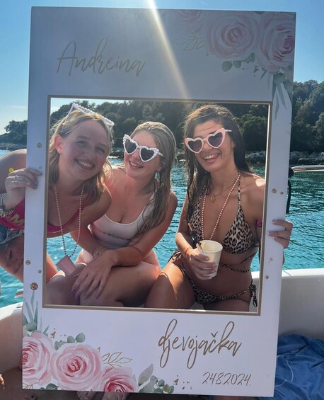 A photo frame with a beach scene, featuring three people in swimwear, a date '24.8.2024,' and the names 'Andrejina' and 'Gjerajka.' 2