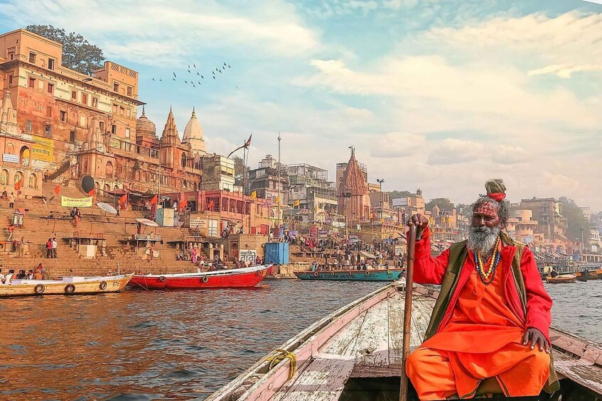 Un río con barcos, una persona vestida con traje tradicional y un paisaje urbano con edificios históricos. 1
