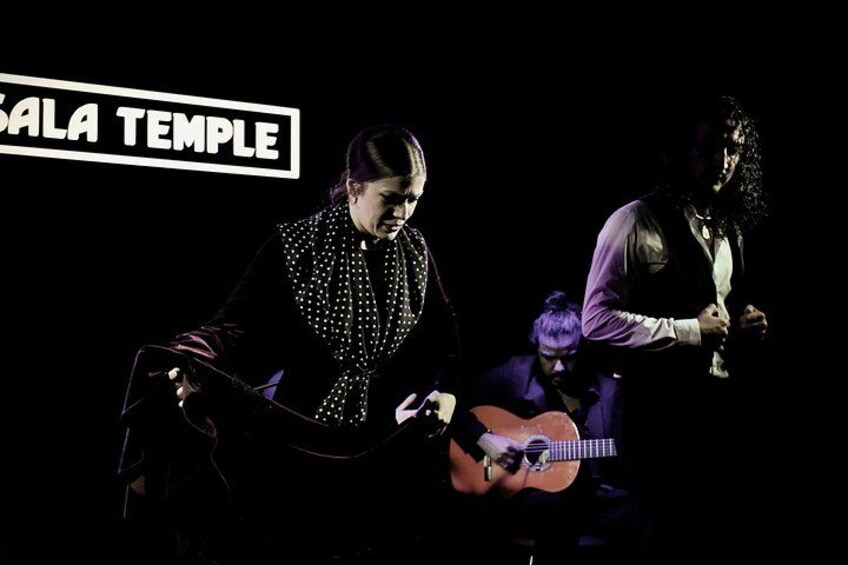 Une personne joue de la guitare, une autre est debout, et une pancarte indique « SALA TEMPLE ». 5