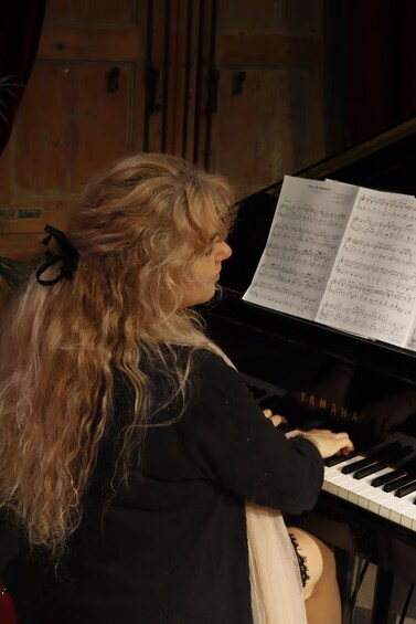 Picture 7 for Activity Barcelona: Opera Dinner with Paella, Wine & Live Soprano 2