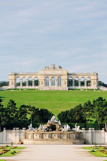 Ein prachtvolles neoklassizistisches Gebäude mit symmetrischer Fassade, großen Fenstern und einer zentralen Statue. 4