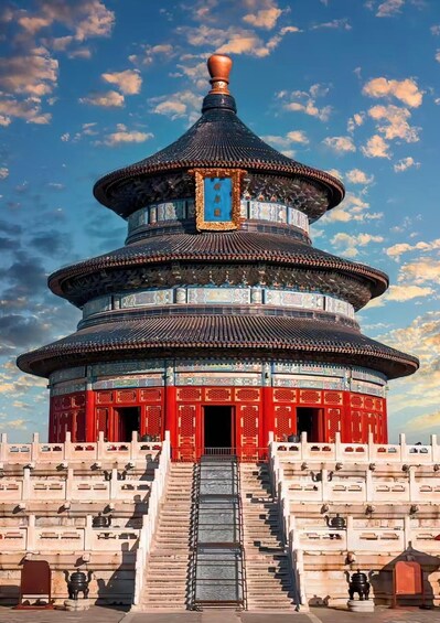 Une pagode chinoise traditionnelle, dotée d’un toit à plusieurs niveaux, de décorations rouges et bleues, et d’un escalier menant à l’entrée. 2