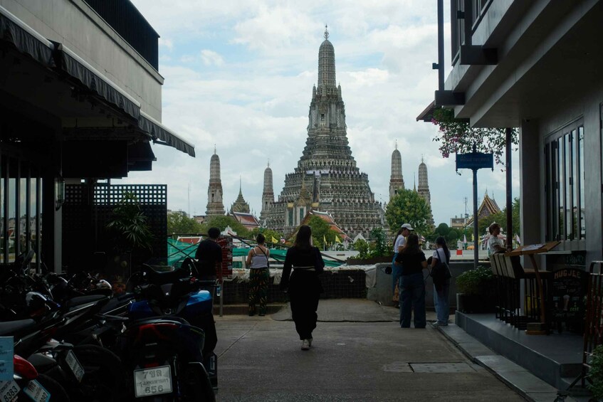 Une rue menant à un vaste complexe de temples, doté de nombreuses flèches. 2