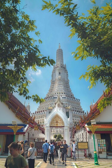 Un temple à l’architecture complexe, entouré de visiteurs et d’arbres. 1