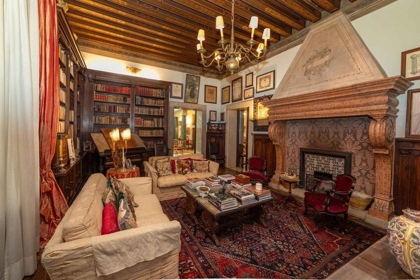 Una biblioteca con estanterías, una chimenea y un candelabro. 4