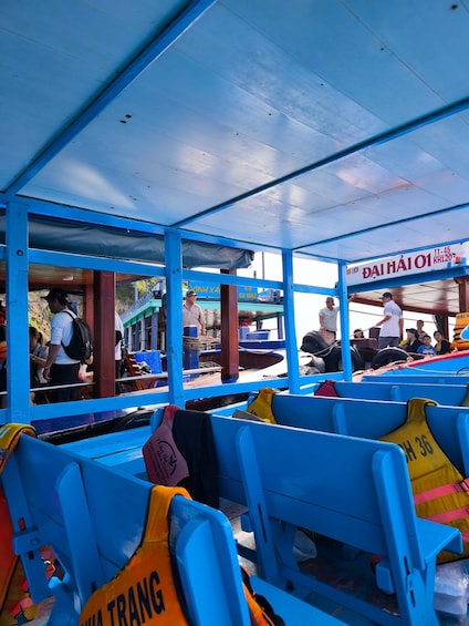 Un bote azul con pasajeros y un cartel que dice 'DAI HAI 01'. 3