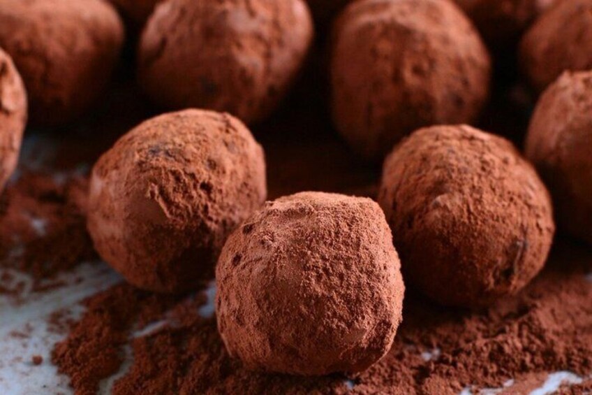Round chocolate truffles with cocoa powder. 4