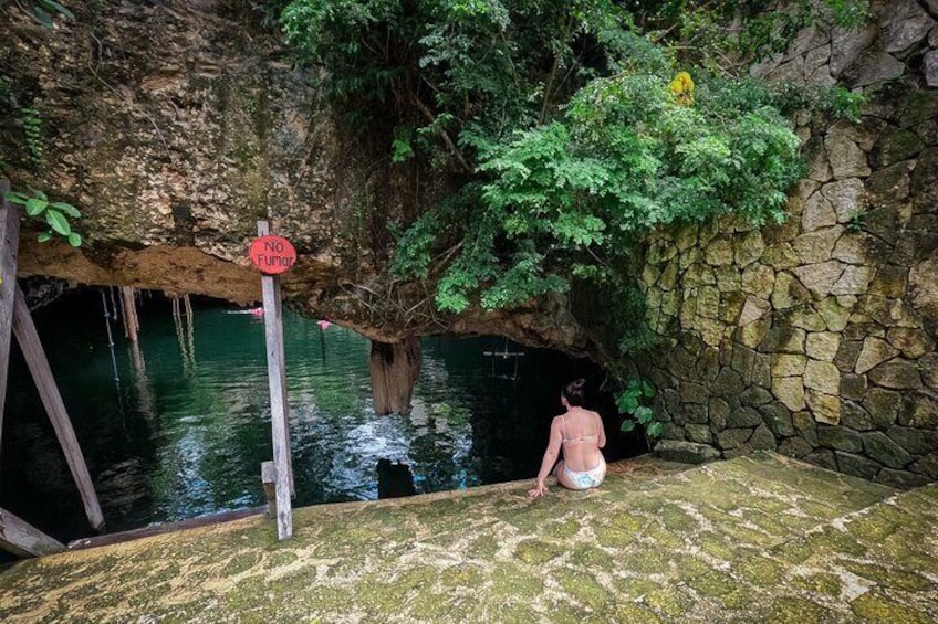 A person in a bikini sitting by a pool with a 'NO FUMAR' sign. 3