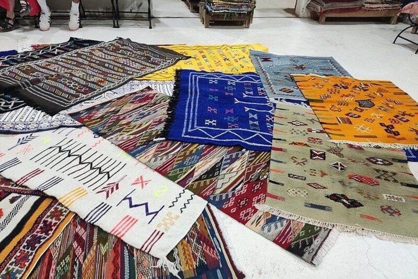 Una variedad de alfombras coloridas dispuestas en el suelo. 3