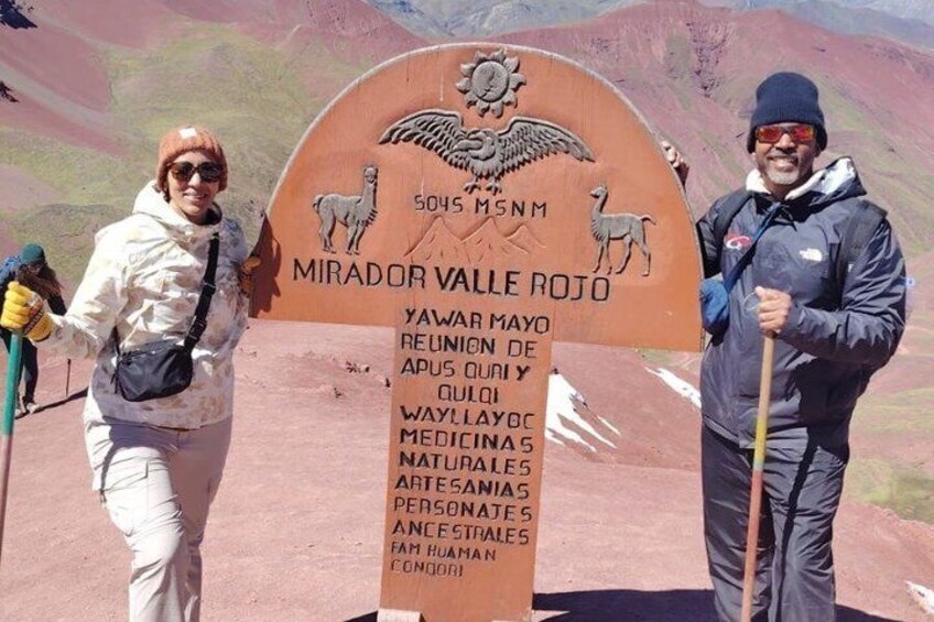 A sign with the text 'MIRADOR VALLE ROJO' and mentions 'Yawar Mayo' and 'Reunion de Apusquy.' 4