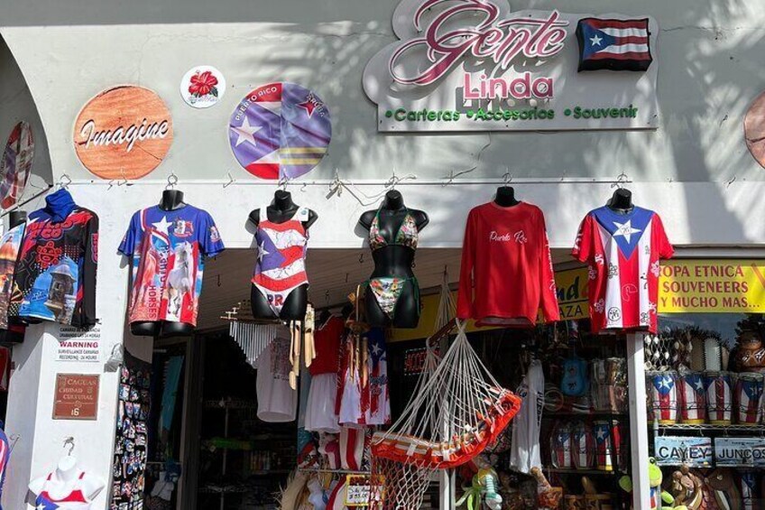 A storefront with various clothing items and a sign that reads 'Gente Linda.' 3