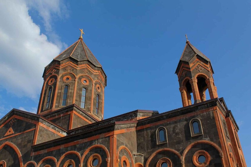 Eine Kirche mit zwei Türmen und rundbogigen Fenstern. 5