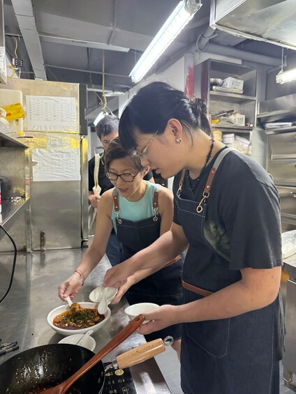 Picture 9 for Activity Chongqing Wet Market Tour&Cooking at 13-Yr Local Restaurnat 4