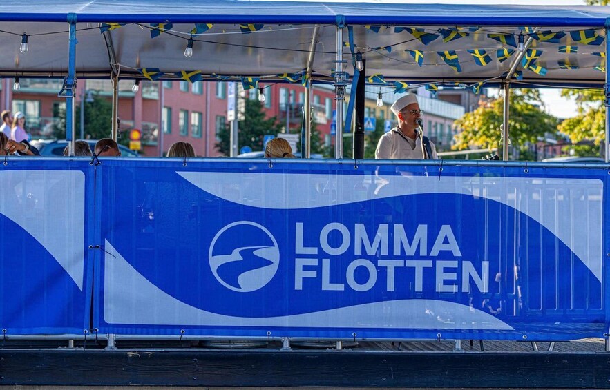 A blue and white floating platform with 'LOMMA FLOTTEN' written on it. 3