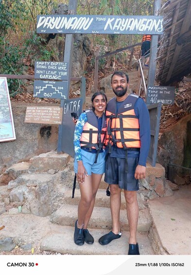 Two people wearing life jackets at a trail entrance with signs indicating a maximum time of 40 minutes in the lake and a top view distance of 367 meters. 4