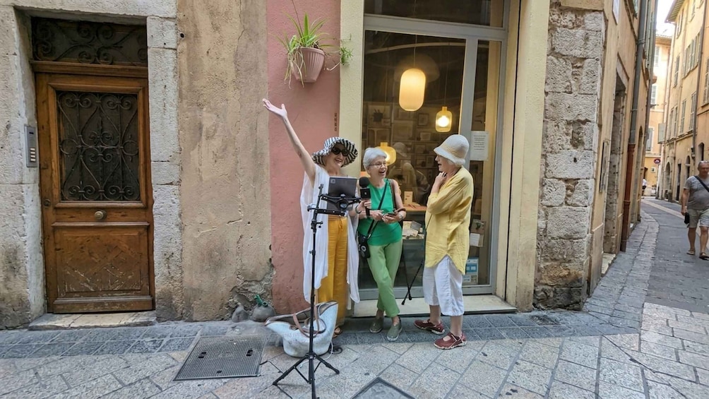 Picture 11 for Activity Nice: Iconic French Singers Walking Tour with Live Cabaret 3