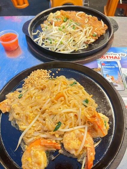 Two plates of Pad Thai with shrimp and bean sprouts. 4
