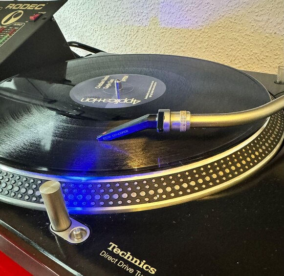 A turntable with a record labeled 'Apocalipto' and a blue tonearm. 3