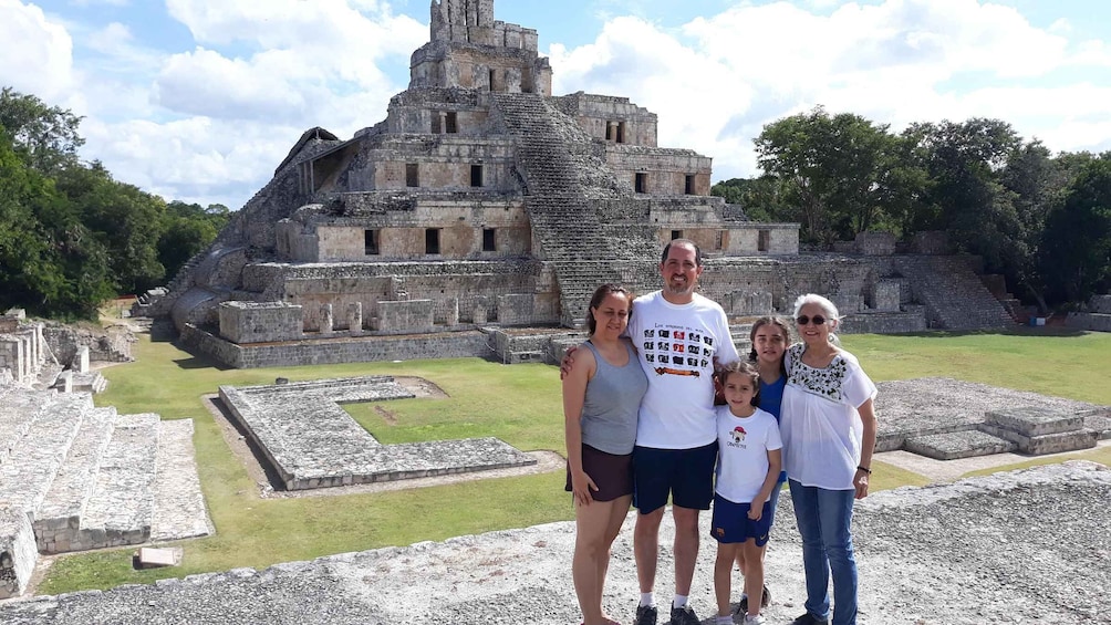 En familie står foran en gammel maya-pyramide. 3