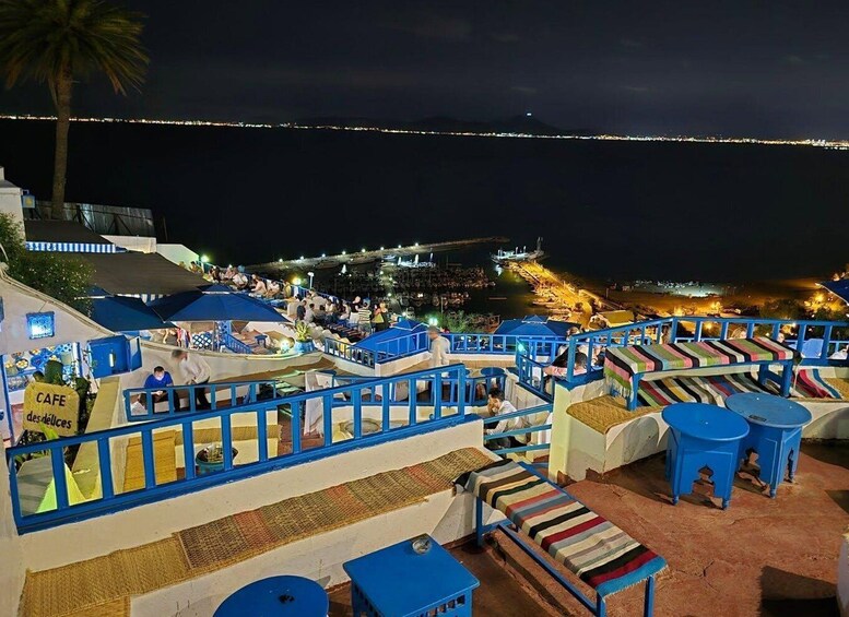 Un café en bord de mer avec une terrasse offrant une vue sur l’océan. 1
