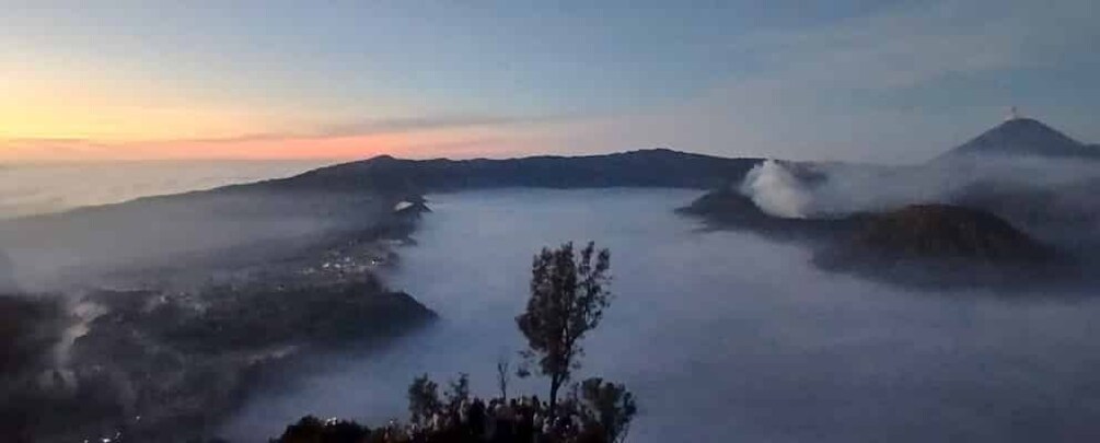 Un paysage montagneux avec une vallée et un volcan. 5