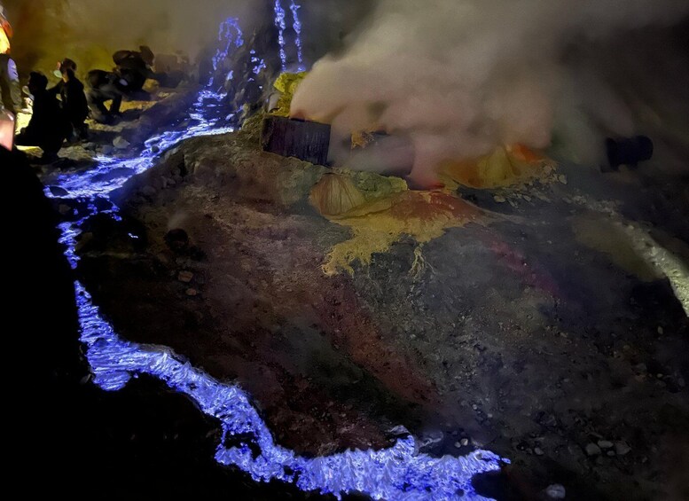 Une zone géothermique caractérisée par des évents de vapeur et des dépôts minéraux. 3