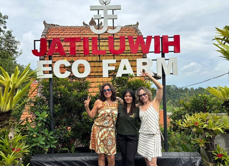 Jatiluwih Eco Farm -niminen kyltti, jossa on perinteinen katto ja suuri ankkurisymboli. 2