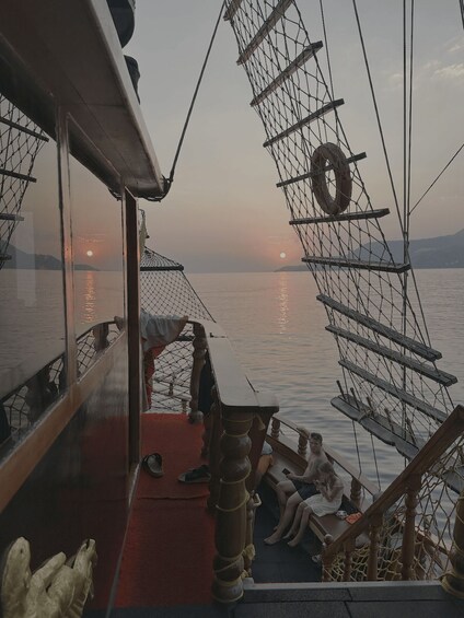 Picture 9 for Activity Alanya: Sunset Pirate Boat Tour with Dinner & Foam Party 4
