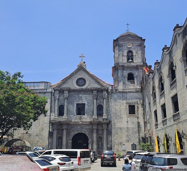 Una iglesia histórica con un campanario y una amplia entrada en arco. 2
