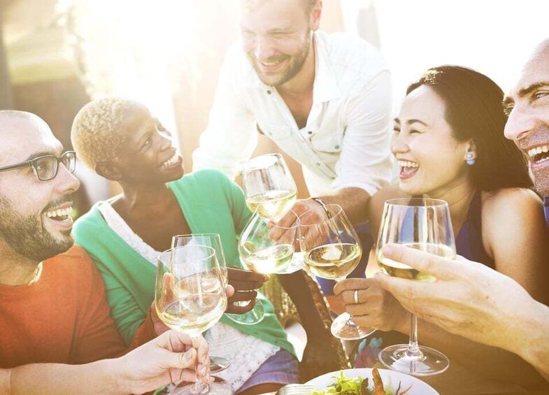 Hamburg: Weintasting Tour mit 7 Gläsern Wein 1