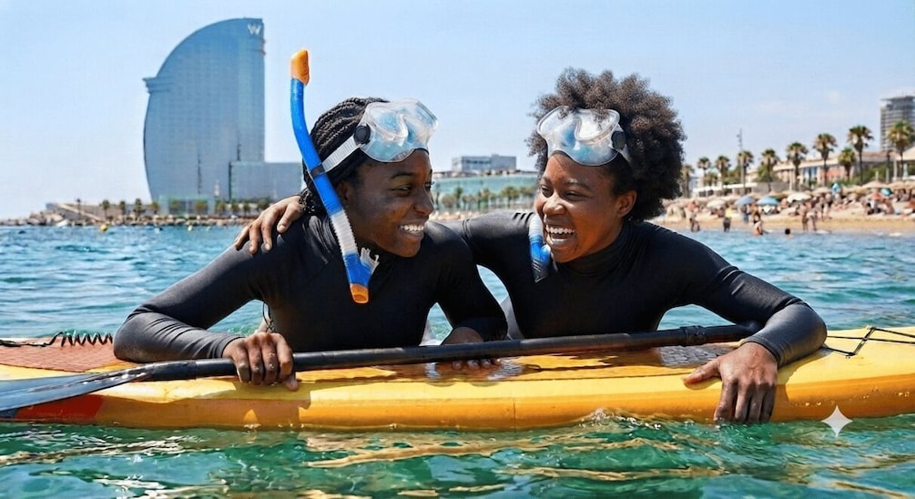 Twee personen op een geel paddleboard in het water, met een stadsgezicht op de achtergrond. 3