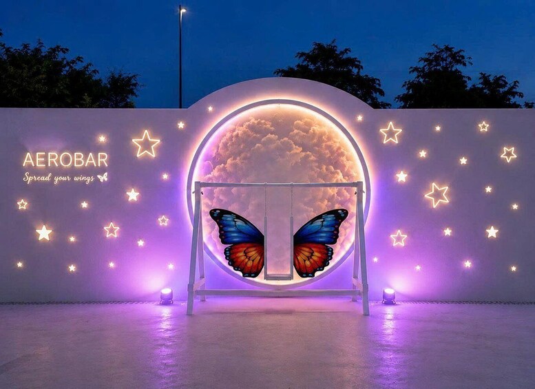 Una hamaca con diseño de mariposa, una estructura similar a la luna y estrellas en una pared. 5