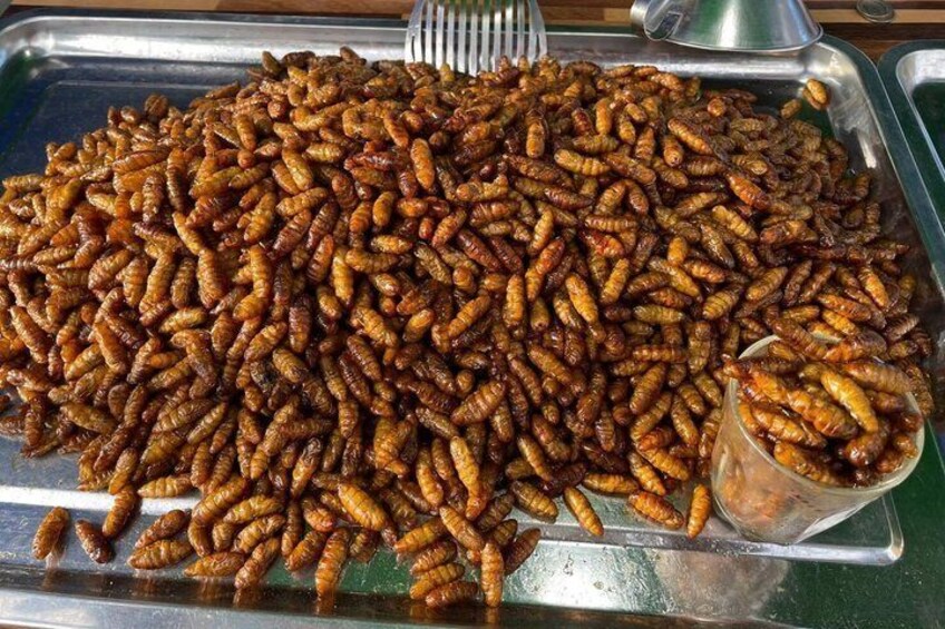 A tray of fried insects. 2