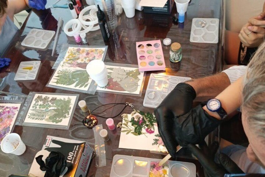 Unique Creations Resin Jewelry Workshop in Milan 1