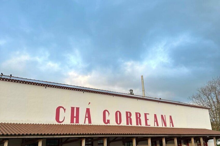 A building with 'CHÁ CORREANA' written on its facade. 4
