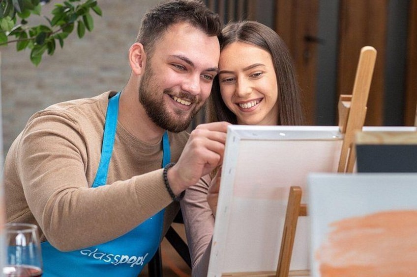 Dos personas pintando sobre caballetes, con un lienzo delante. 4