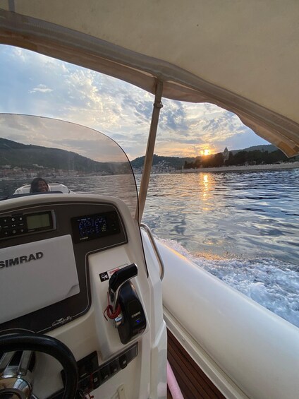 A boat's control panel with a Yamaha logo, a digital display, and a steering wheel. 2