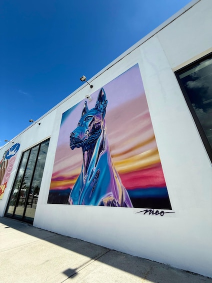 Un edificio con un grande murale raffigurante un cane. 1