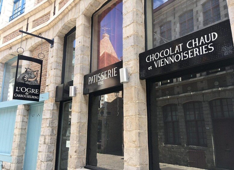 A building with signs for 'L'OGRE de CARROUSELBURG' and 'CHOCOLAT CHAUD et VIENNOISERIES.' 2