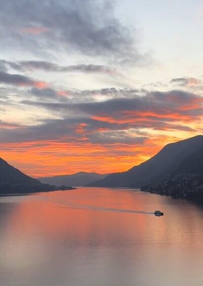 Un lago tranquilo al atardecer con montañas al fondo. 3