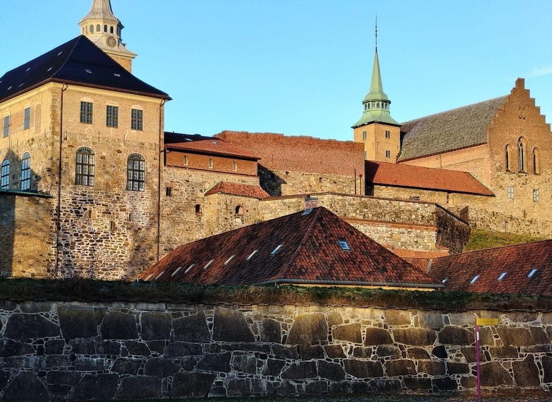 Historiallinen kivirakennus, jossa on kellotorni ja kirkon torni. 2