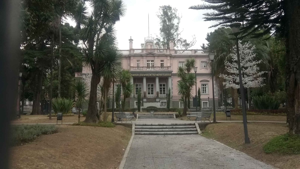 Picture 10 for Activity Quito - La Mariscal District: heritage houses and the artisan market 3