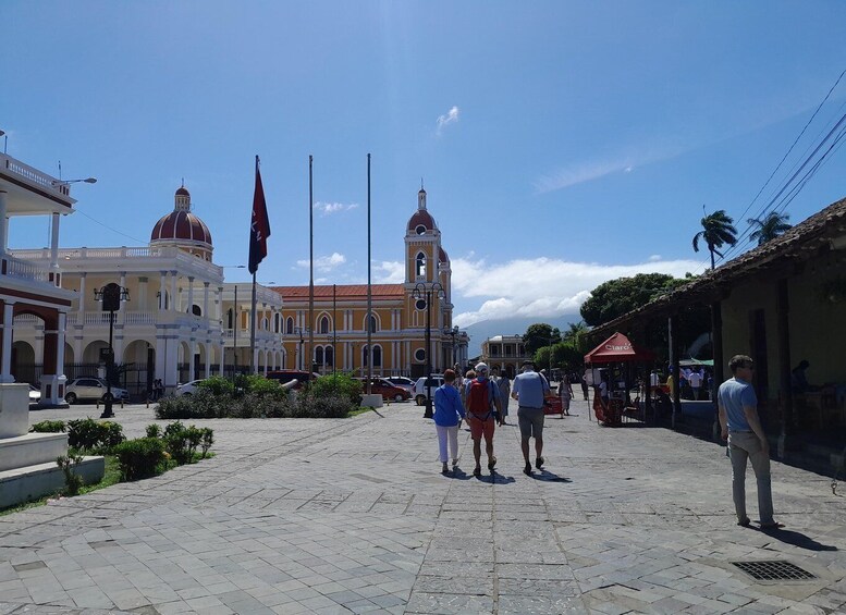 Picture 1 for Activity Granada: Sightseeing Walking Tour of the Gran Sultana, Colorful Streets, Local Market 3